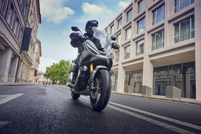 X-ADV my 2025, lo scooter crossover di Honda cambia faccia