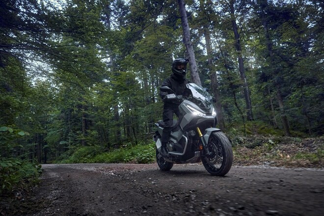 X-ADV my 2025, lo scooter crossover di Honda cambia faccia