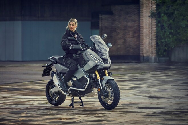 X-ADV my 2025, lo scooter crossover di Honda cambia faccia