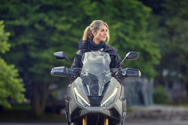X-ADV my 2025, lo scooter crossover di Honda cambia faccia