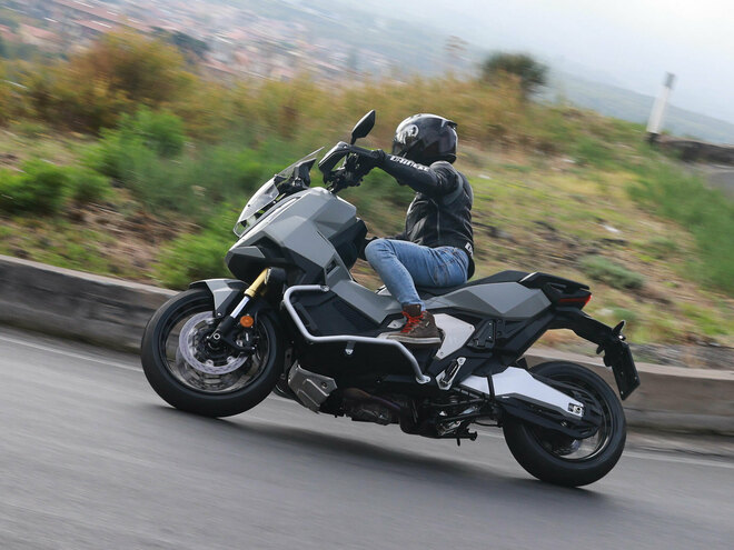 X-ADV my 2025, lo scooter crossover di Honda cambia faccia