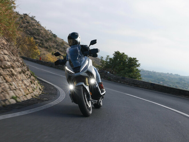 X-ADV my 2025, lo scooter crossover di Honda cambia faccia