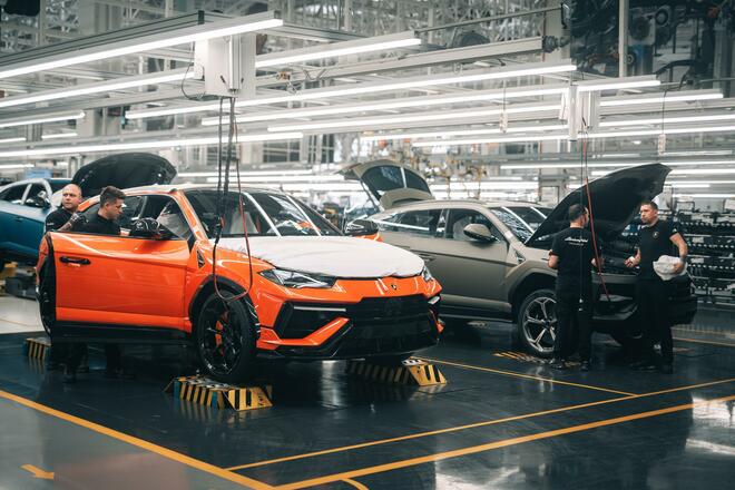 Lamborghini, la fabbrica dove nascono i leggendari “Tori”