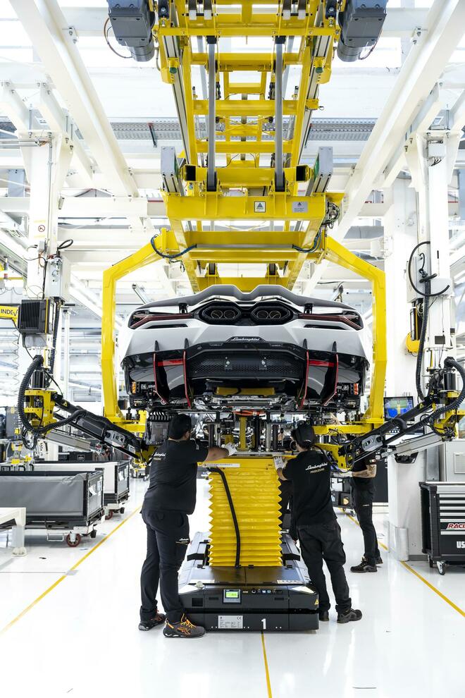 Lamborghini, la fabbrica dove nascono i leggendari “Tori”
