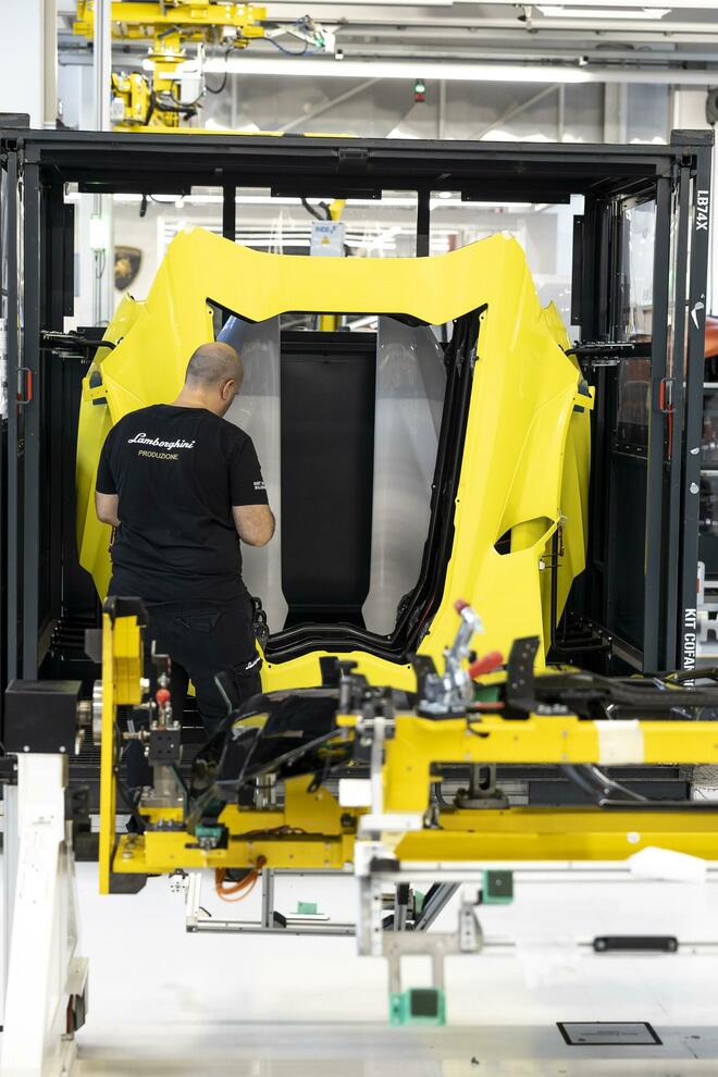 Lamborghini, la fabbrica dove nascono i leggendari “Tori”