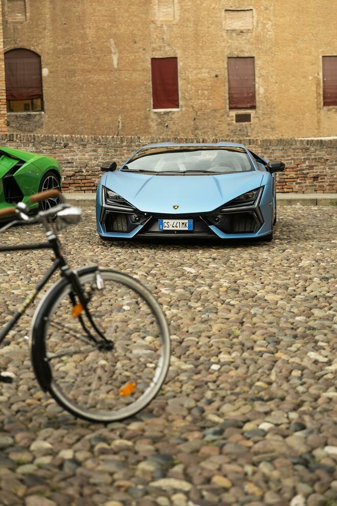 Lamborghini, la fabbrica dove nascono i leggendari “Tori”