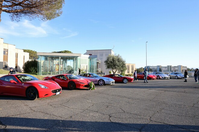 Babbo Natale in Ferrari al Policlinico Gemelli di Roma porta regali ai bimbi