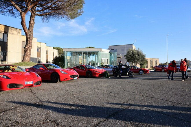 Babbo Natale in Ferrari al Policlinico Gemelli di Roma porta regali ai bimbi