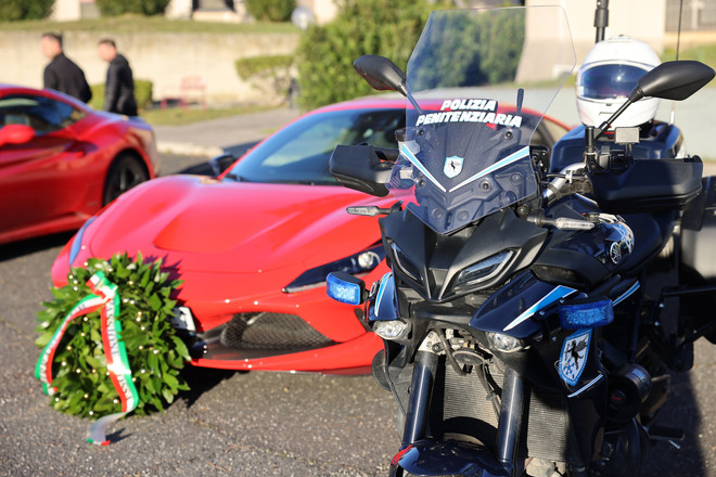 Babbo Natale in Ferrari al Policlinico Gemelli di Roma porta regali ai bimbi