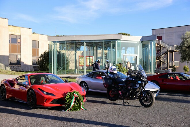Babbo Natale in Ferrari al Policlinico Gemelli di Roma porta regali ai bimbi