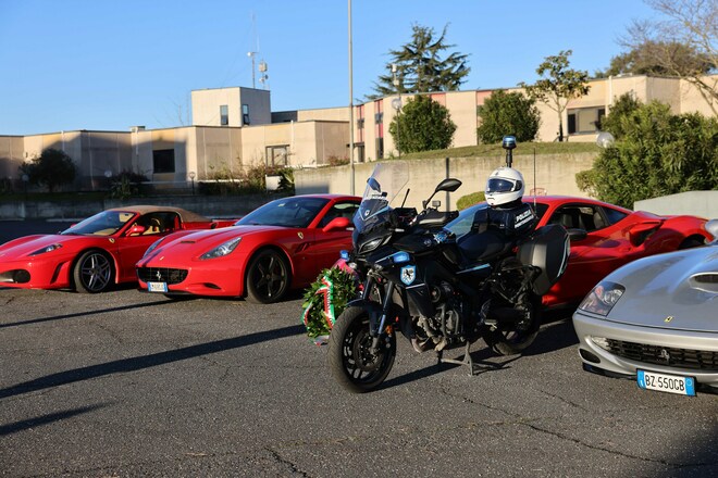 Babbo Natale in Ferrari al Policlinico Gemelli di Roma porta regali ai bimbi
