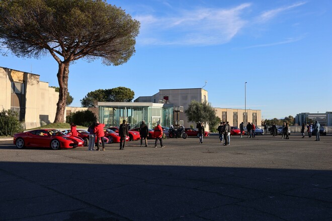 Babbo Natale in Ferrari al Policlinico Gemelli di Roma porta regali ai bimbi