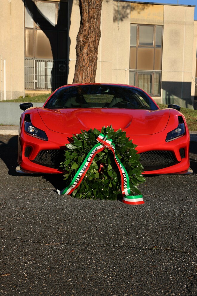 Babbo Natale in Ferrari al Policlinico Gemelli di Roma porta regali ai bimbi