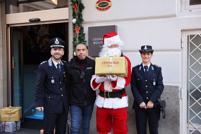 Babbo Natale in Ferrari al Policlinico Gemelli di Roma porta regali ai bimbi