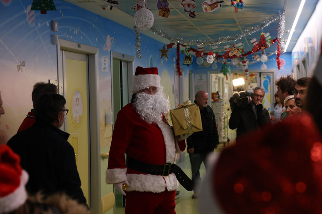 Babbo Natale in Ferrari al Policlinico Gemelli di Roma porta regali ai bimbi