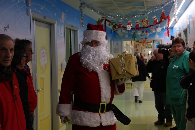 Babbo Natale in Ferrari al Policlinico Gemelli di Roma porta regali ai bimbi