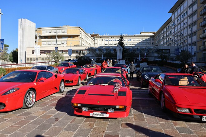 Babbo Natale in Ferrari al Policlinico Gemelli di Roma porta regali ai bimbi