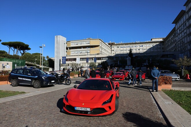 Babbo Natale in Ferrari al Policlinico Gemelli di Roma porta regali ai bimbi