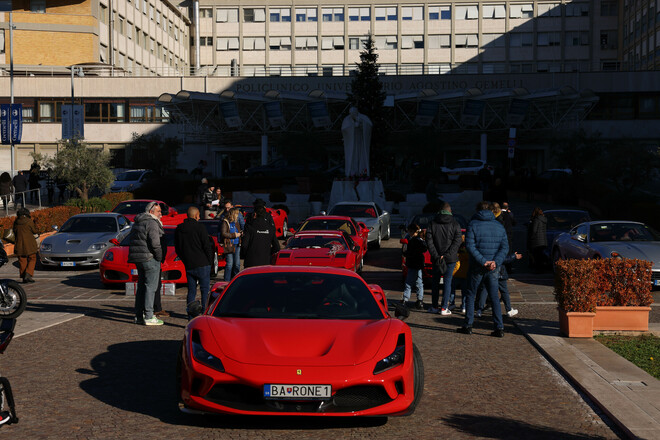 Babbo Natale in Ferrari al Policlinico Gemelli di Roma porta regali ai bimbi