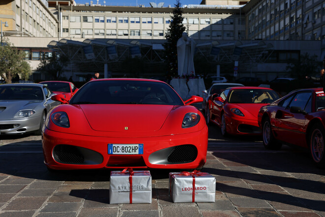 Babbo Natale in Ferrari al Policlinico Gemelli di Roma porta regali ai bimbi