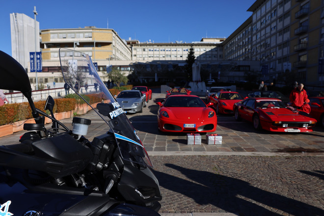 Babbo Natale in Ferrari al Policlinico Gemelli di Roma porta regali ai bimbi