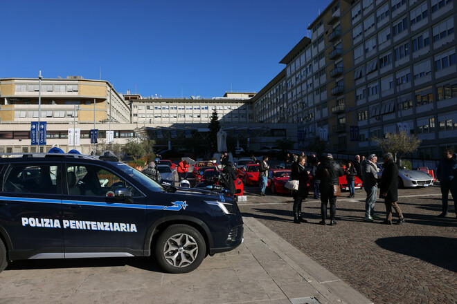 Babbo Natale in Ferrari al Policlinico Gemelli di Roma porta regali ai bimbi