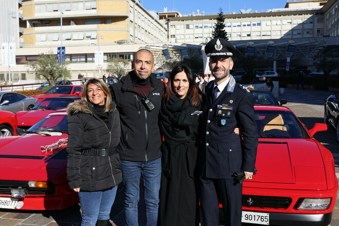 Babbo Natale in Ferrari al Policlinico Gemelli di Roma porta regali ai bimbi