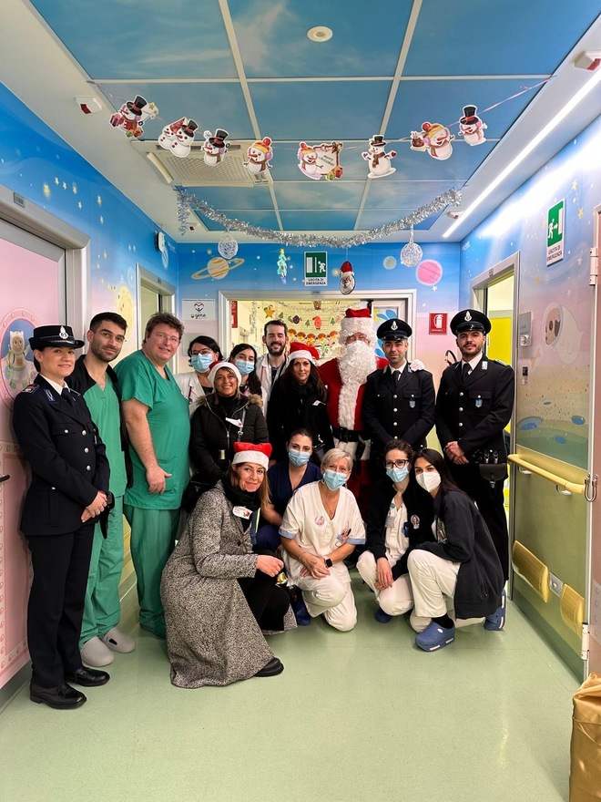 Babbo Natale in Ferrari al Policlinico Gemelli di Roma porta regali ai bimbi