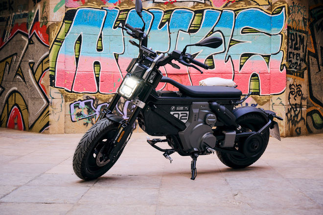 bmw CE 02, l'elettrizzante ed originale scooter