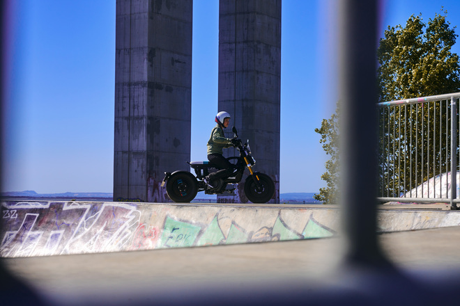 bmw CE 02, l'elettrizzante ed originale scooter