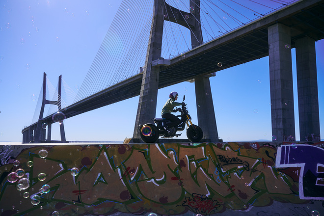 bmw CE 02, l'elettrizzante ed originale scooter