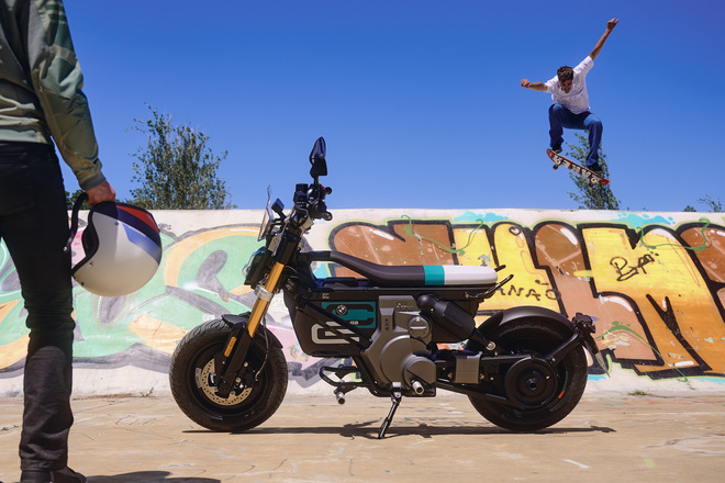 bmw CE 02, l'elettrizzante ed originale scooter