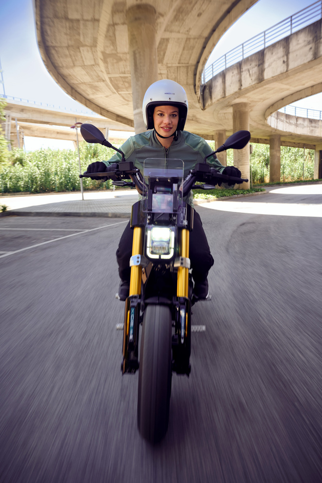 bmw CE 02, l'elettrizzante ed originale scooter