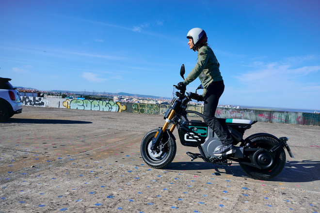 bmw CE 02, l'elettrizzante ed originale scooter