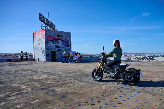 bmw CE 02, l'elettrizzante ed originale scooter