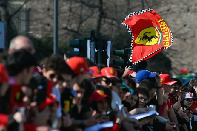 La Ferrari infiamma Milano, Piazza Castello è una bolgia Rossa