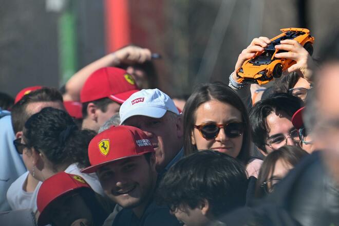 La Ferrari infiamma Milano, Piazza Castello è una bolgia Rossa