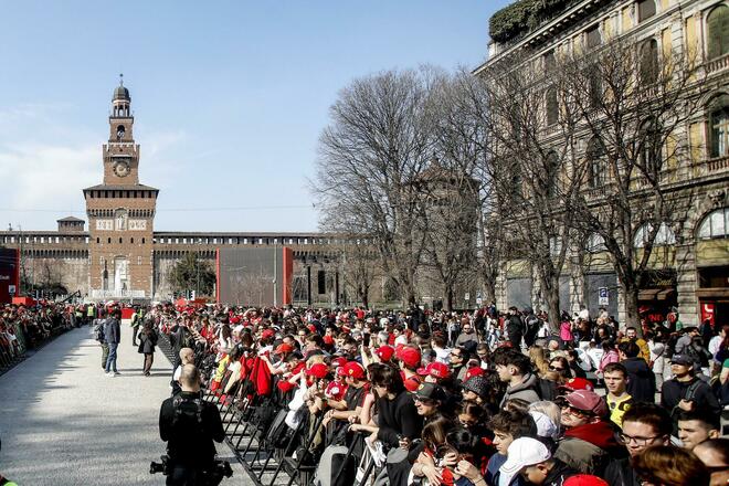 La Ferrari infiamma Milano, Piazza Castello è una bolgia Rossa
