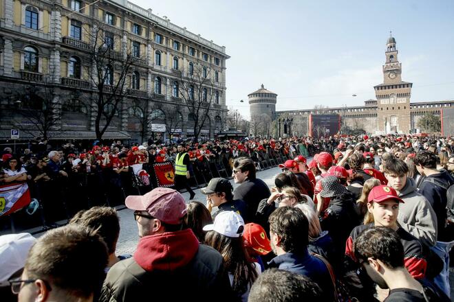 La Ferrari infiamma Milano, Piazza Castello è una bolgia Rossa