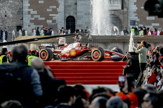 La Ferrari infiamma Milano, Piazza Castello è una bolgia Rossa