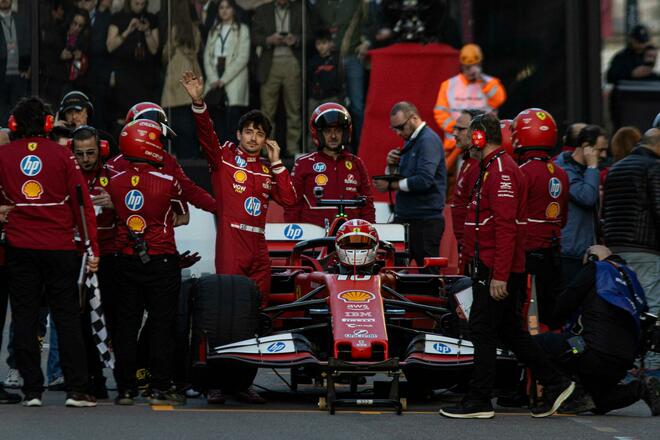 La Ferrari infiamma Milano, Piazza Castello è una bolgia Rossa
