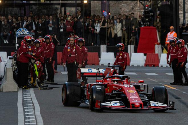La Ferrari infiamma Milano, Piazza Castello è una bolgia Rossa