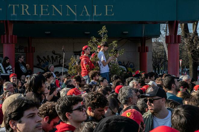 La Ferrari infiamma Milano, Piazza Castello è una bolgia Rossa