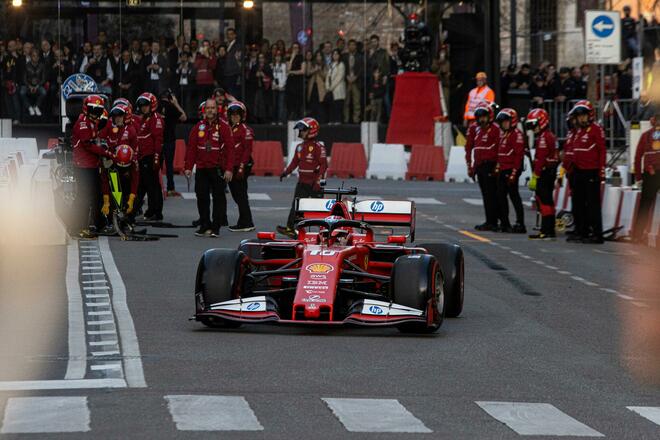 La Ferrari infiamma Milano, Piazza Castello è una bolgia Rossa