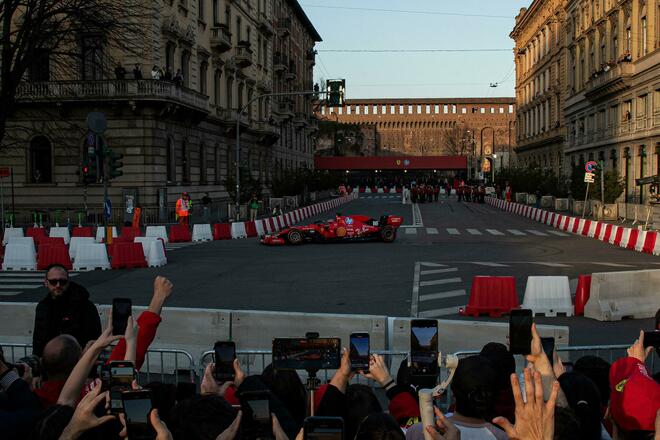 La Ferrari infiamma Milano, Piazza Castello è una bolgia Rossa