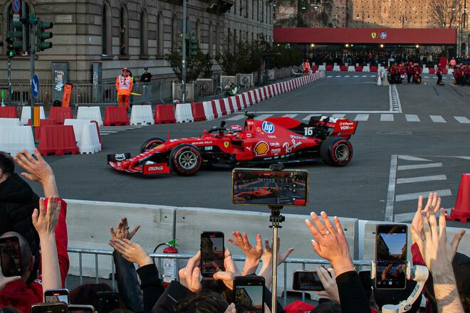 La Ferrari infiamma Milano, Piazza Castello è una bolgia Rossa