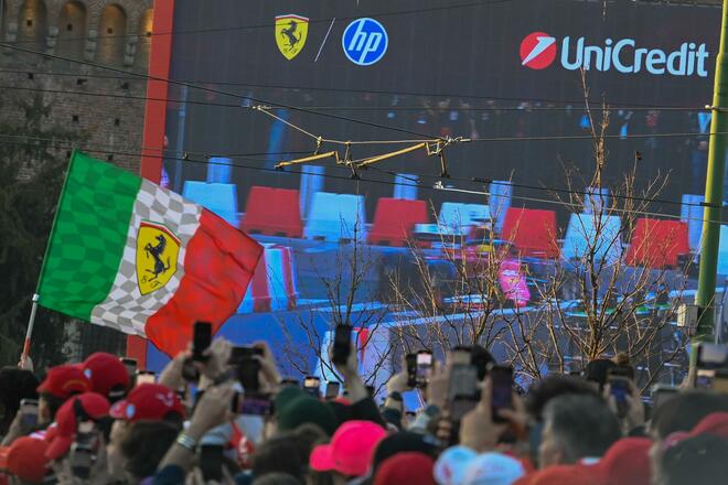 La Ferrari infiamma Milano, Piazza Castello è una bolgia Rossa