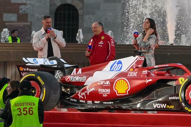 La Ferrari infiamma Milano, Piazza Castello è una bolgia Rossa