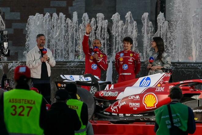 La Ferrari infiamma Milano, Piazza Castello è una bolgia Rossa