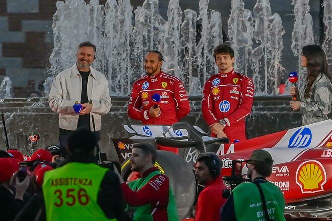 La Ferrari infiamma Milano, Piazza Castello è una bolgia Rossa